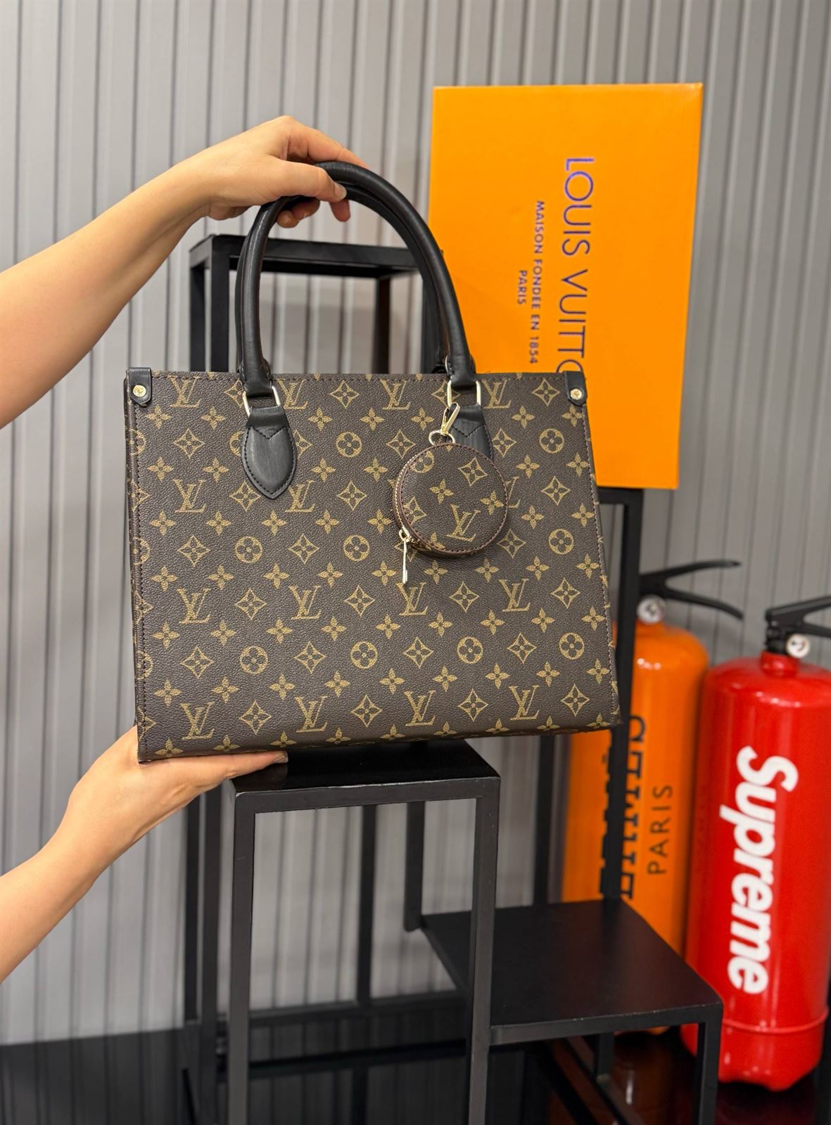 Bolso tote On the go Louis Vuitton - Imagen 2