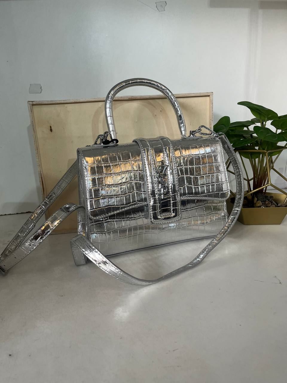 Bolso Yves Saint Laurent brillante - Imagen 1