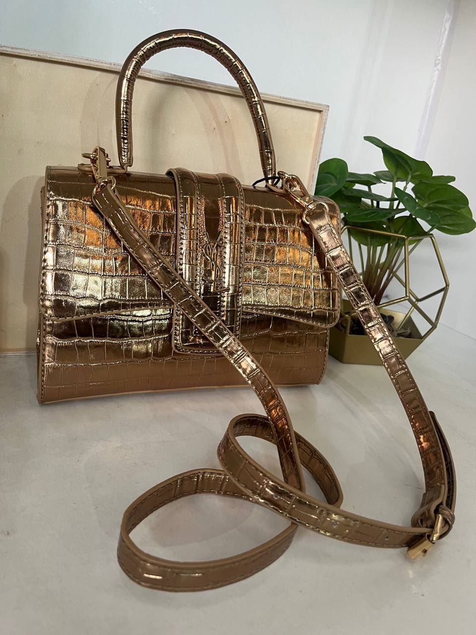 Bolso Yves Saint Laurent brillante - Imagen 2