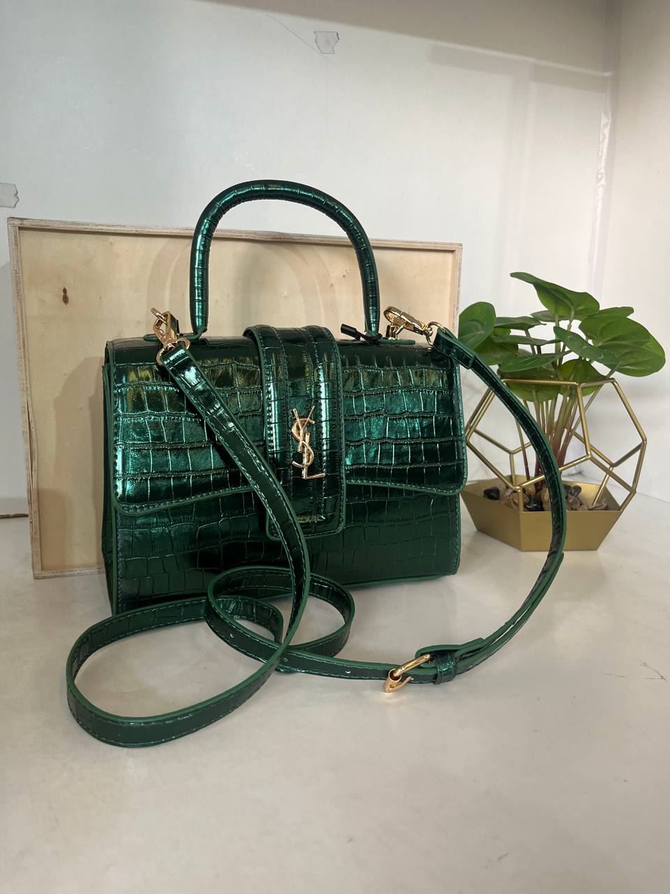 Bolso Yves Saint Laurent brillante - Imagen 3