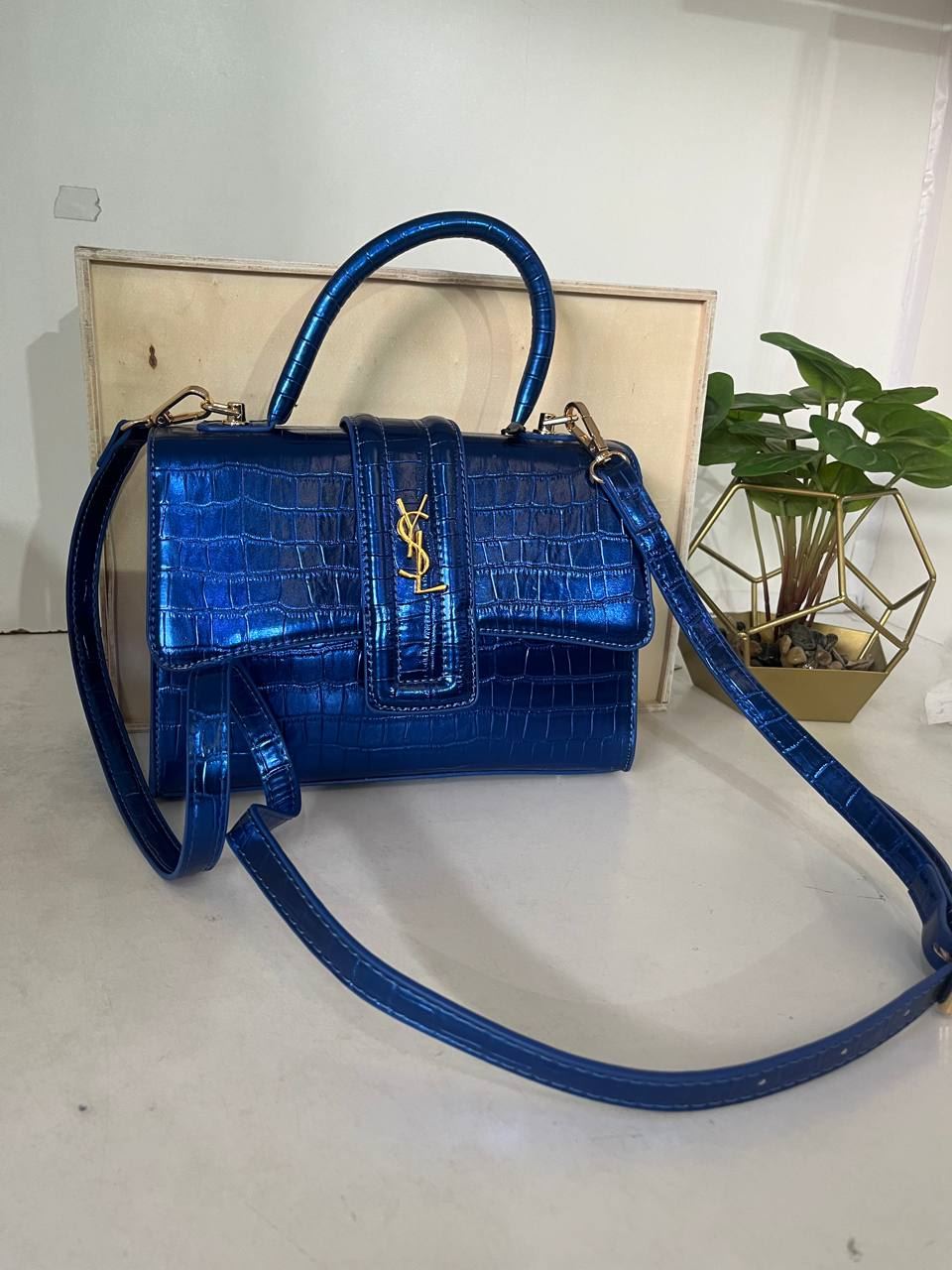 Bolso Yves Saint Laurent brillante - Imagen 4