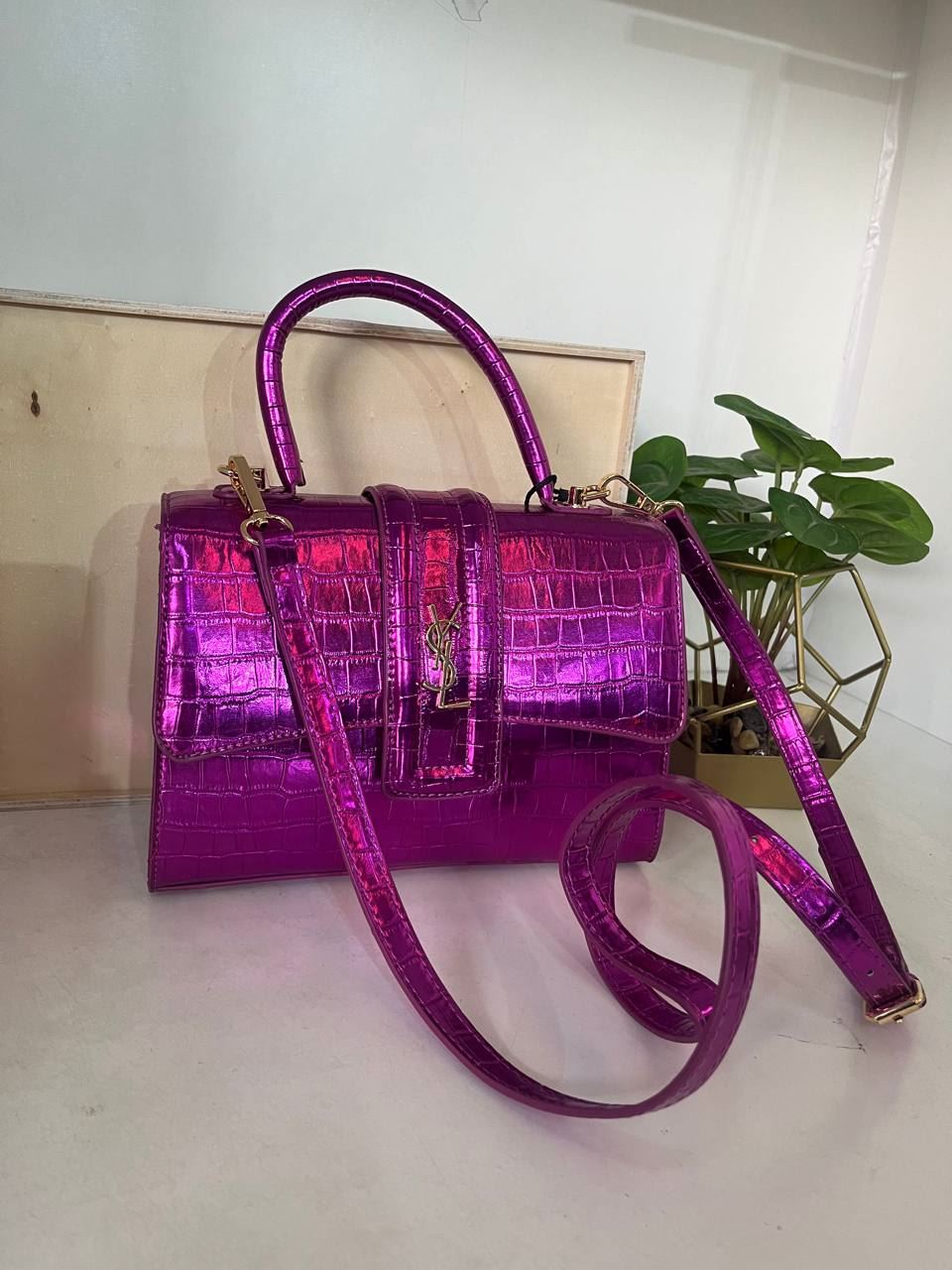 Bolso Yves Saint Laurent brillante - Imagen 6