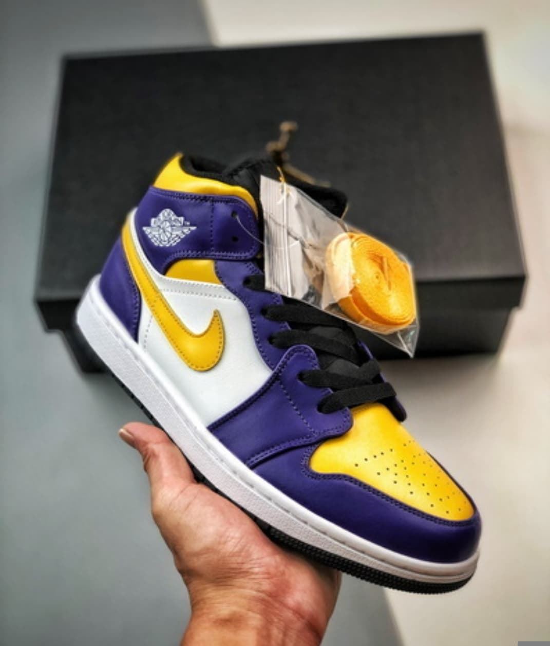 Bota Air Jordan 1 Mid Los Lakers - Imagen 1