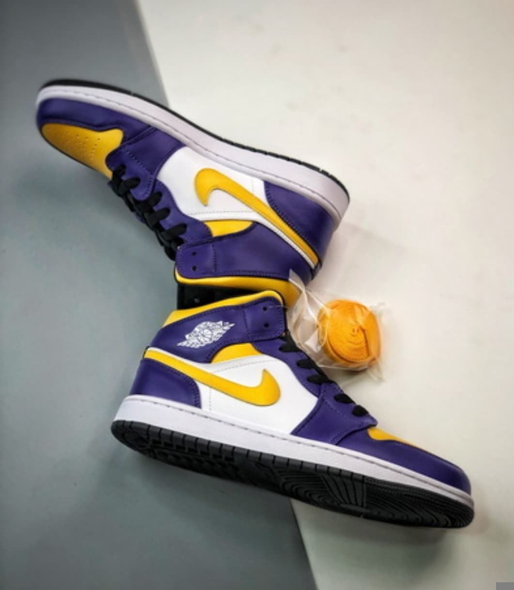 Bota Air Jordan 1 Mid Los Lakers - Imagen 2