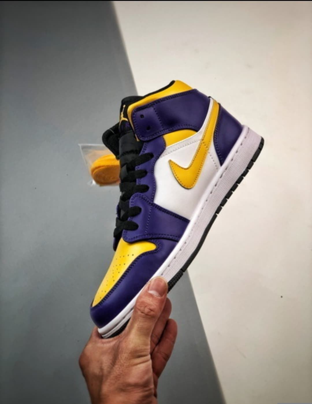 Bota Air Jordan 1 Mid Los Lakers - Imagen 3
