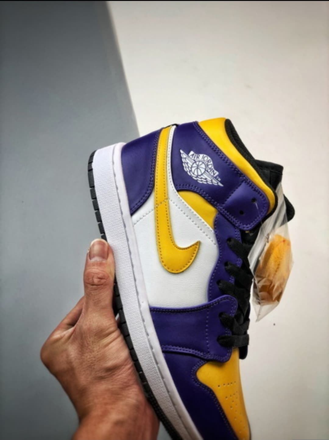 Bota Air Jordan 1 Mid Los Lakers - Imagen 5