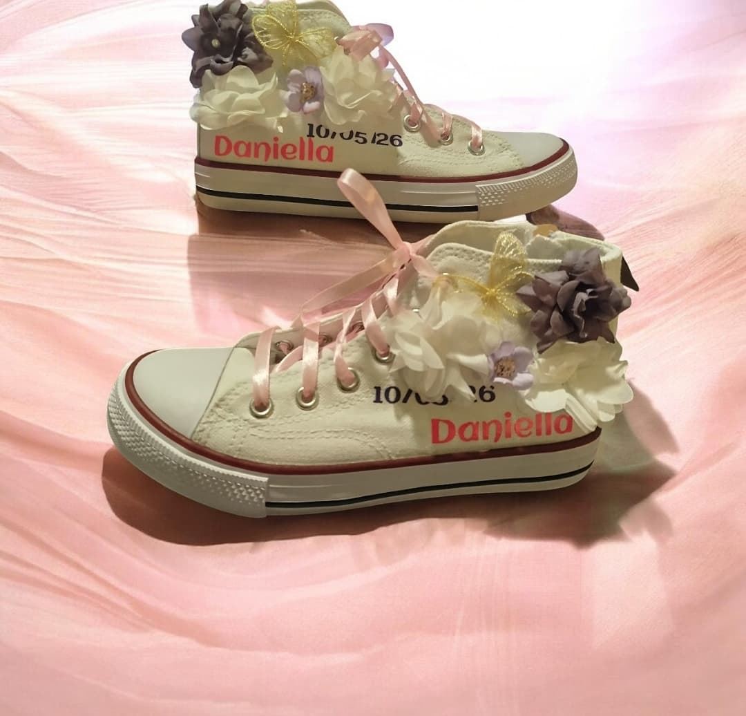 Bota Converse Chuck Taylor con flores artificiales comunión - Imagen 1