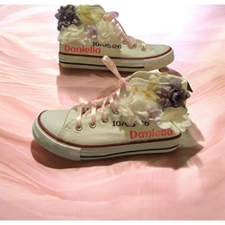 Bota Converse Chuck Taylor con flores artificiales comunión - Imagen 1
