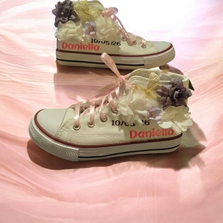 Bota Converse Chuck Taylor con flores artificiales comunión - Imagen 1