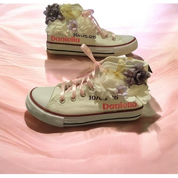Bota Converse Chuck Taylor con flores artificiales comunión - Imagen 1