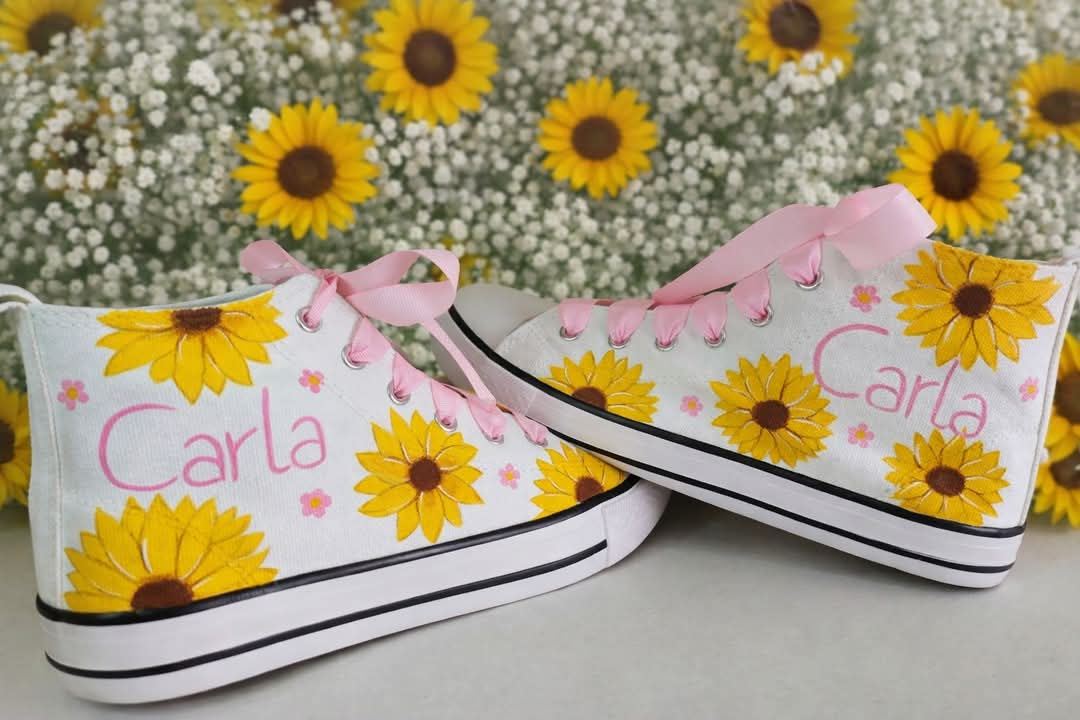 Bota Converse Chuck Taylor con girasoles personalizadas con nombre - Imagen 1