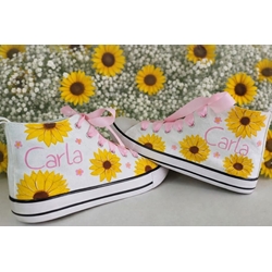 Bota Converse Chuck Taylor con girasoles personalizadas con nombre - Imagen 1