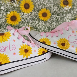 Bota Converse Chuck Taylor con girasoles personalizadas con nombre - Imagen 1