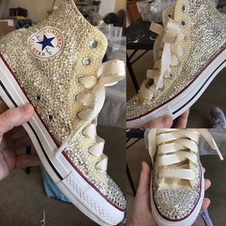 Bota Converse Chuck Taylor con perlas doradas - Imagen 1