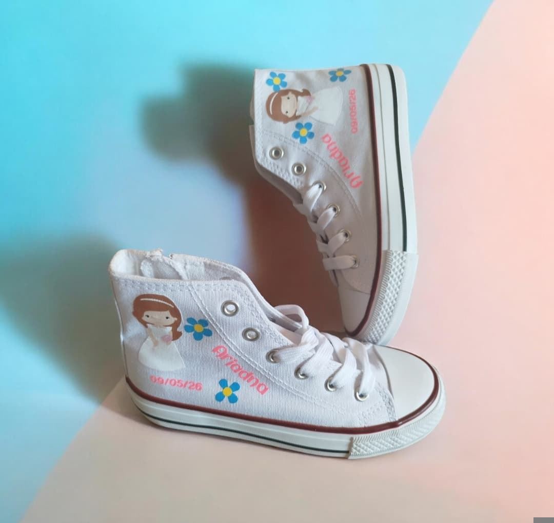 Bota Converse Chuck Taylor Niña comunión con flores azules - Imagen 1
