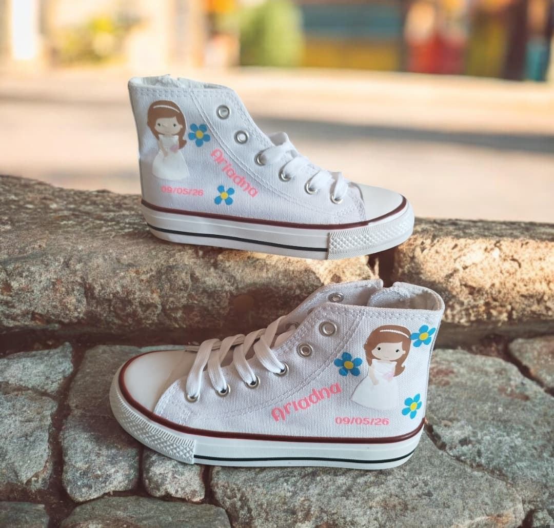 Bota Converse Chuck Taylor Niña comunión con flores azules - Imagen 2