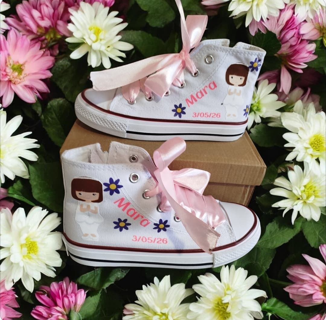Bota Converse Chuck Taylor Niña comunión con flores violetas - Imagen 1