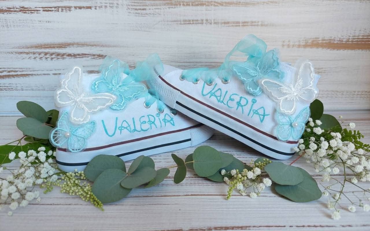 Bota Converse con mariposas de tela primera comunión - Imagen 1