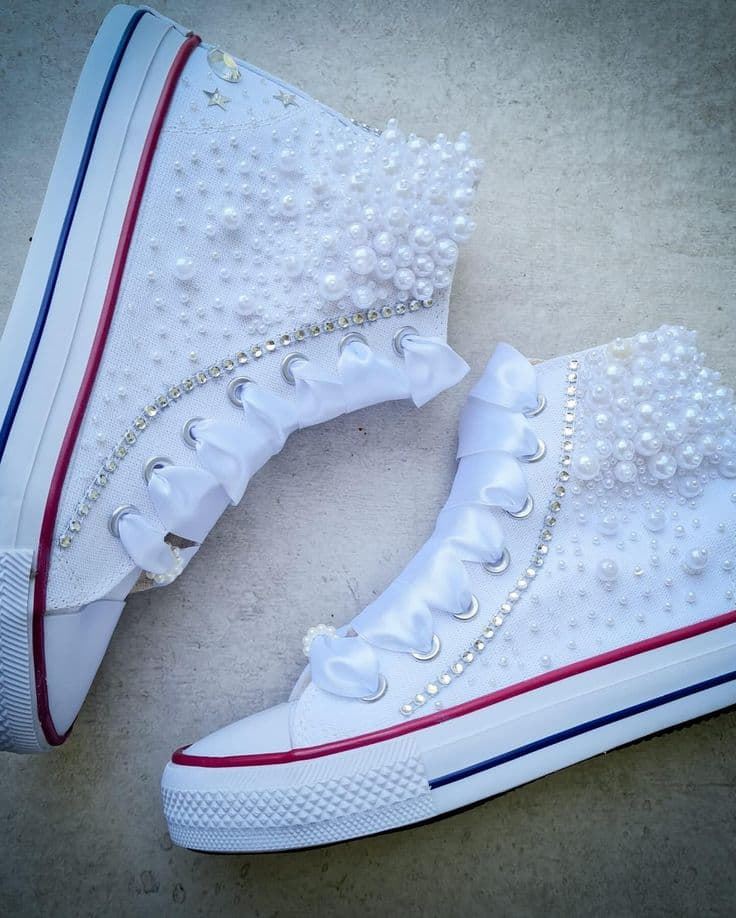 Bota Converse decorada con perlas para boda - Imagen 1