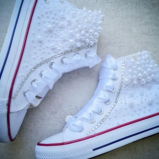 Bota Converse decorada con perlas para boda - Imagen 1