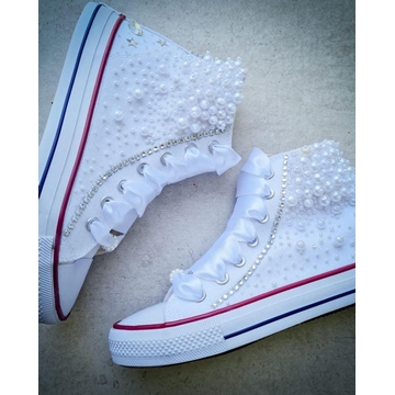 Bota Converse decorada con perlas para boda - Imagen 1