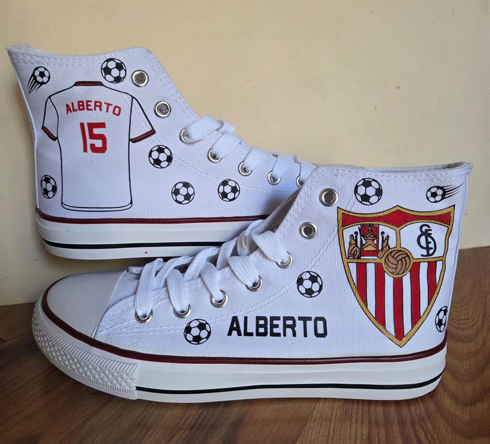 Bota Converse escudo Sevilla personalizada - Imagen 1