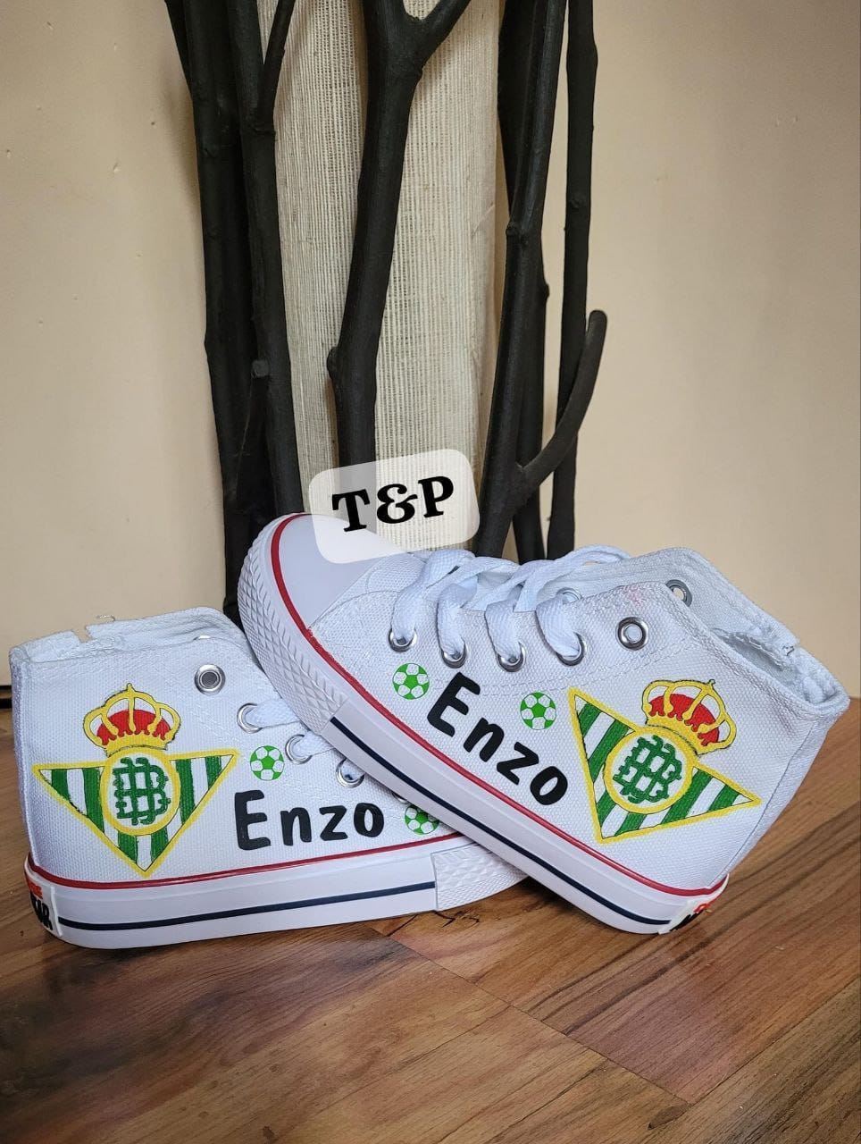 Bota Converse escudos futbol Betis  y Sevilla - Imagen 1