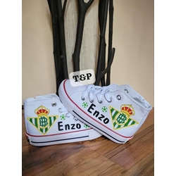 Bota Converse escudos futbol Betis  y Sevilla - Imagen 1