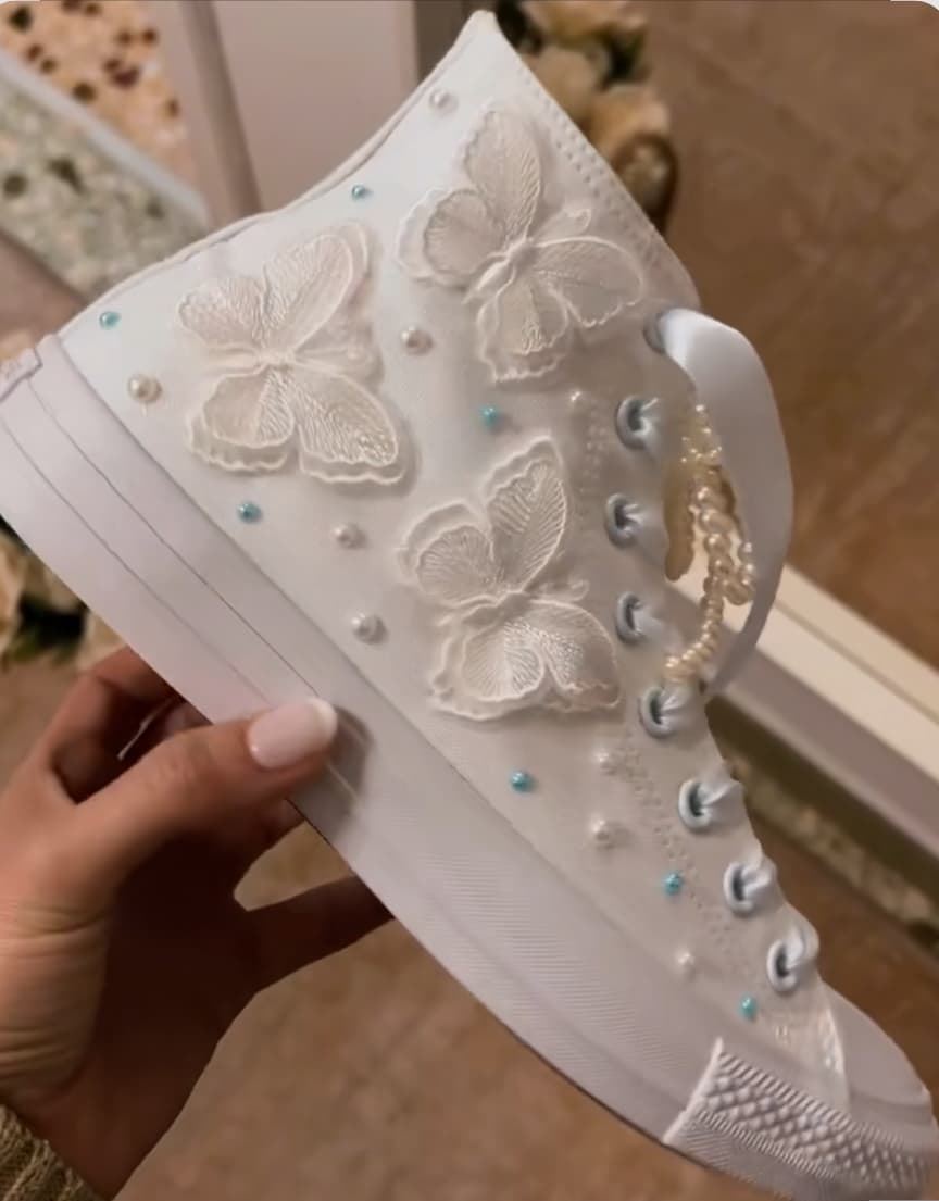 Bota Converse mariposa y perlas para boda - Imagen 1