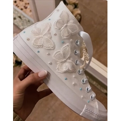 Bota Converse mariposa y perlas para boda - Imagen 1