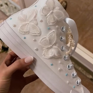 Bota Converse mariposa y perlas para boda - Imagen 1