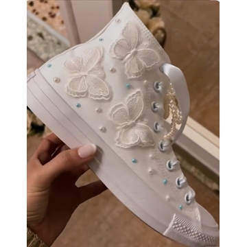 Bota Converse mariposa y perlas para boda - Imagen 1
