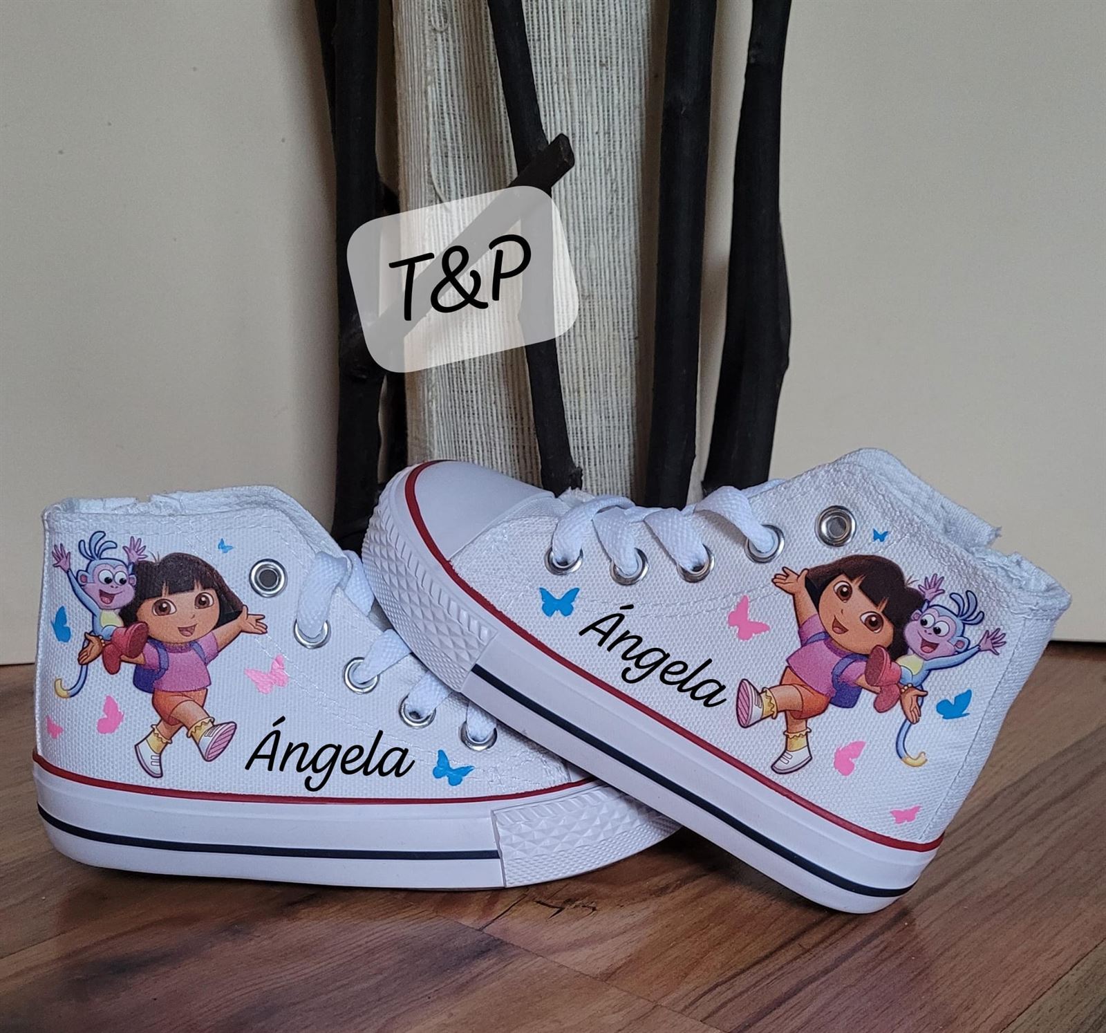 Bota Converse personalizada Dora la exploradora - Imagen 1