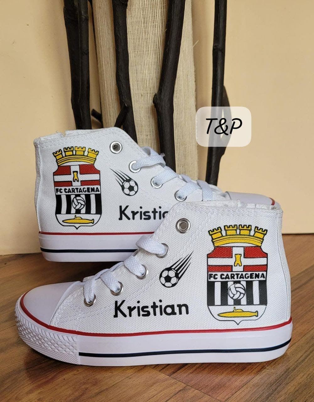 Bota Converse personalizada escudo F.C Cartagena - Imagen 1