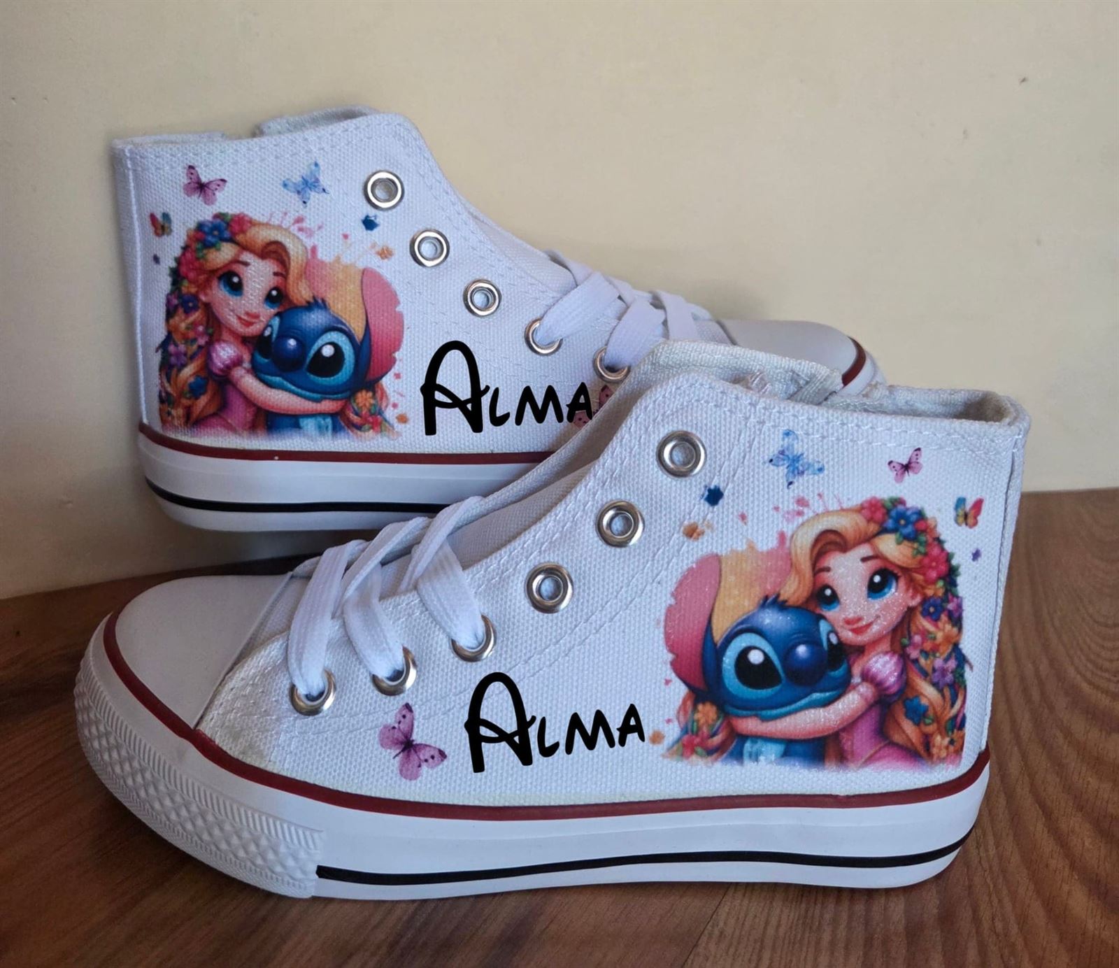 Bota Converse personalizada Stich y Rapunzel - Imagen 1