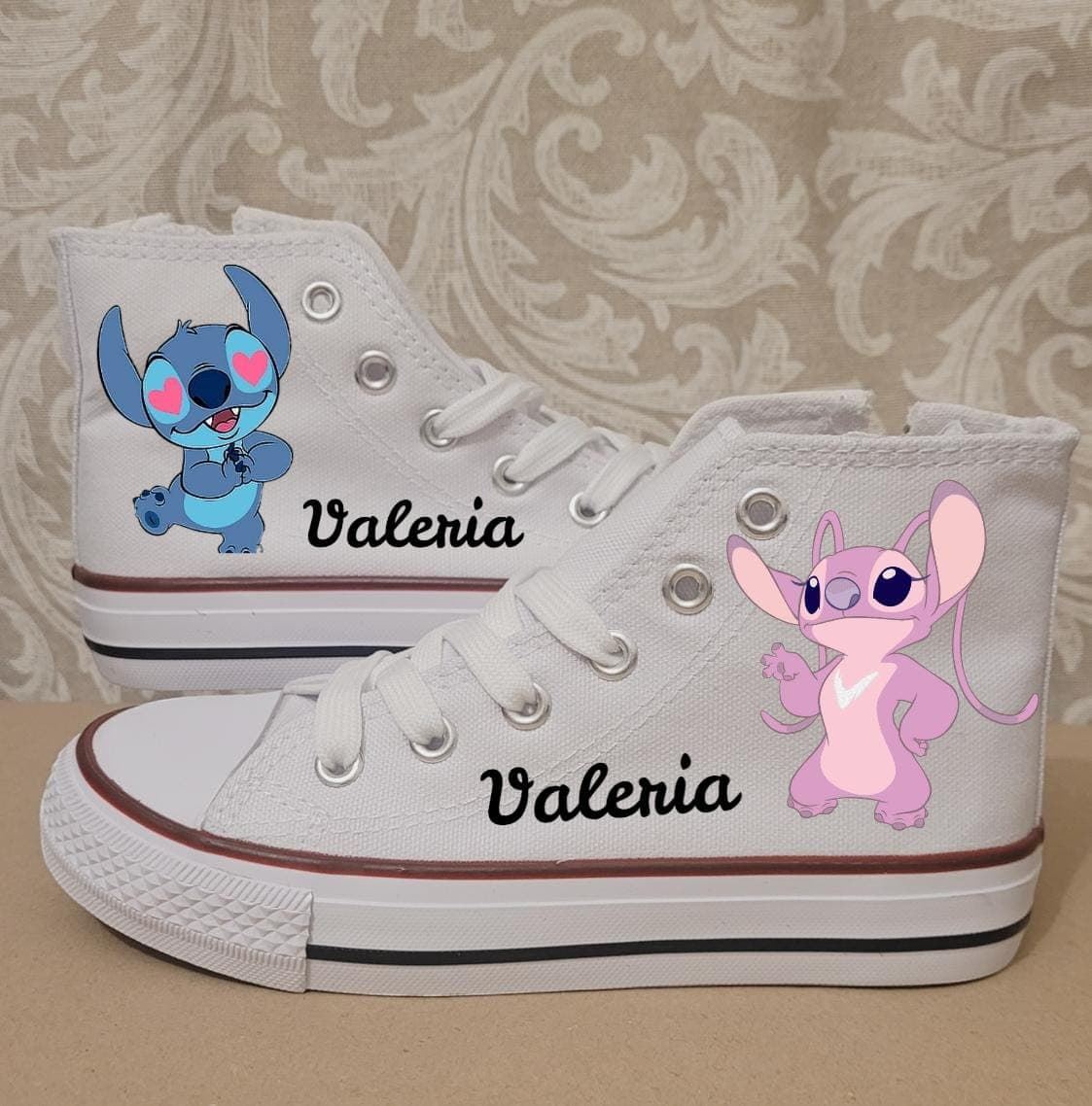 Bota Converse personalizadas de Stich y Ángela - Imagen 1