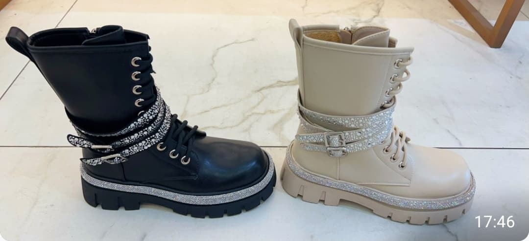 Bota militar con cintas brillantes - Imagen 1