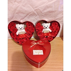Caja corazón con peluche y rosas San Valentín - Imagen 1