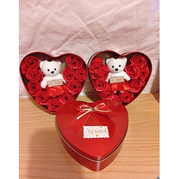 Caja corazón con peluche y rosas San Valentín - Imagen 1