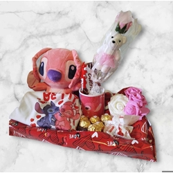 Cesta San Valentín peluche Stich y Bombones Ferrero - Imagen 1