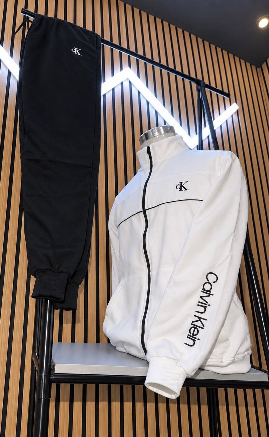 Chándal Calvin Klein bordado - Imagen 1