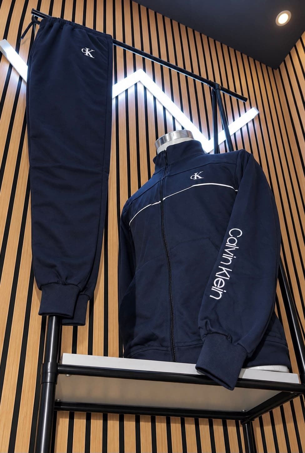 Chándal Calvin Klein bordado - Imagen 2