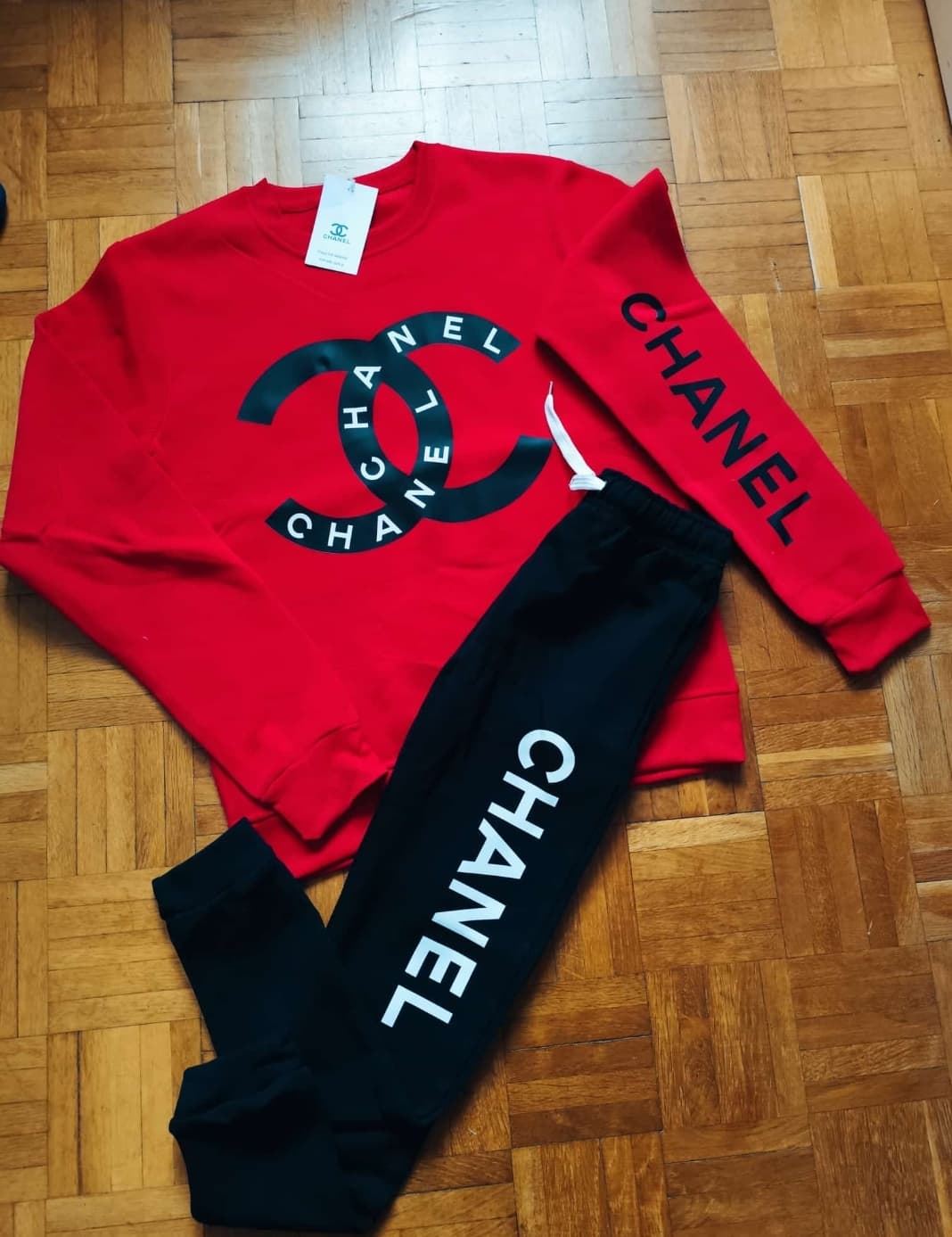 Chándal Chanel de mujer - Imagen 1