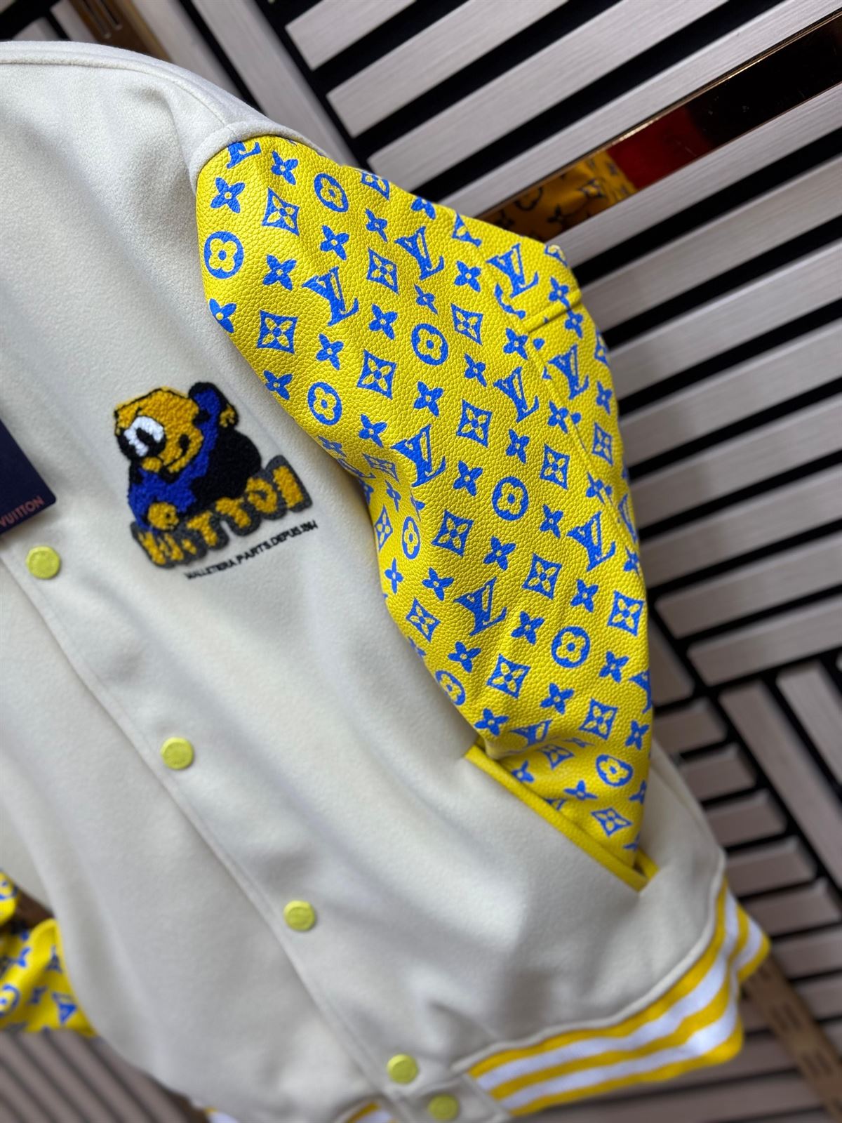 Chaqueta Louis Vuitton amarilla - Imagen 3