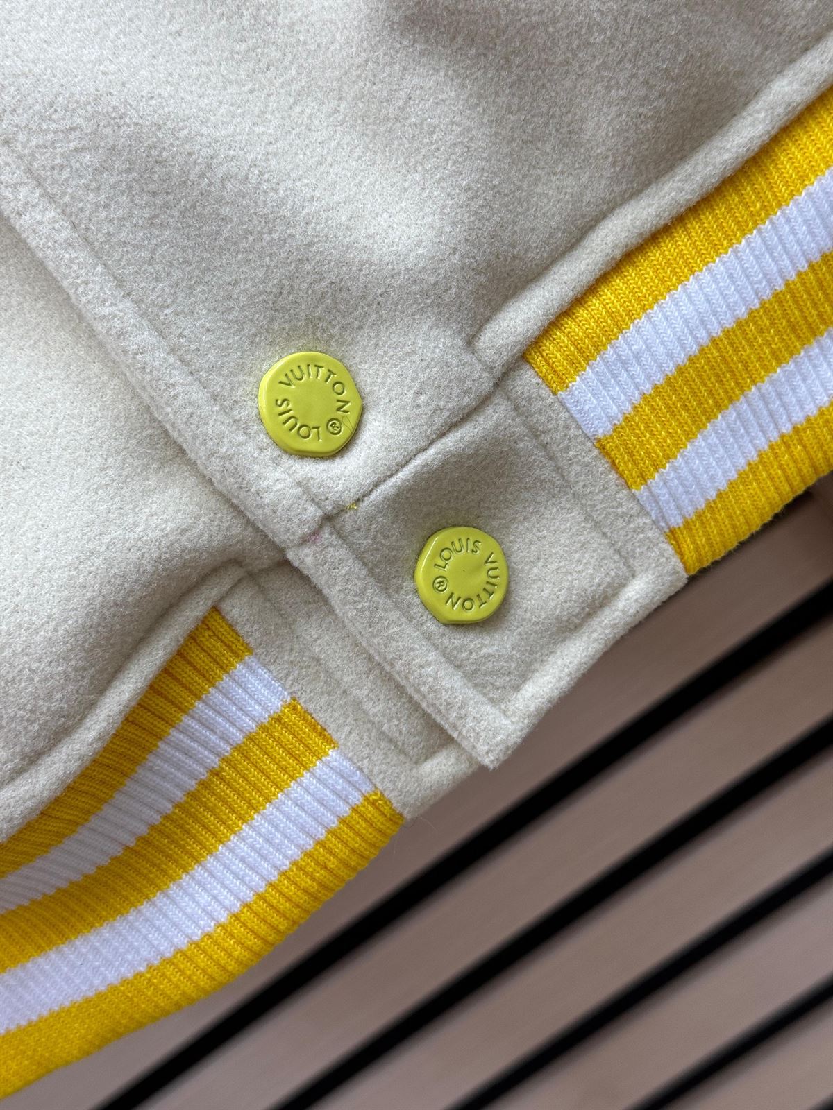 Chaqueta Louis Vuitton amarilla - Imagen 5