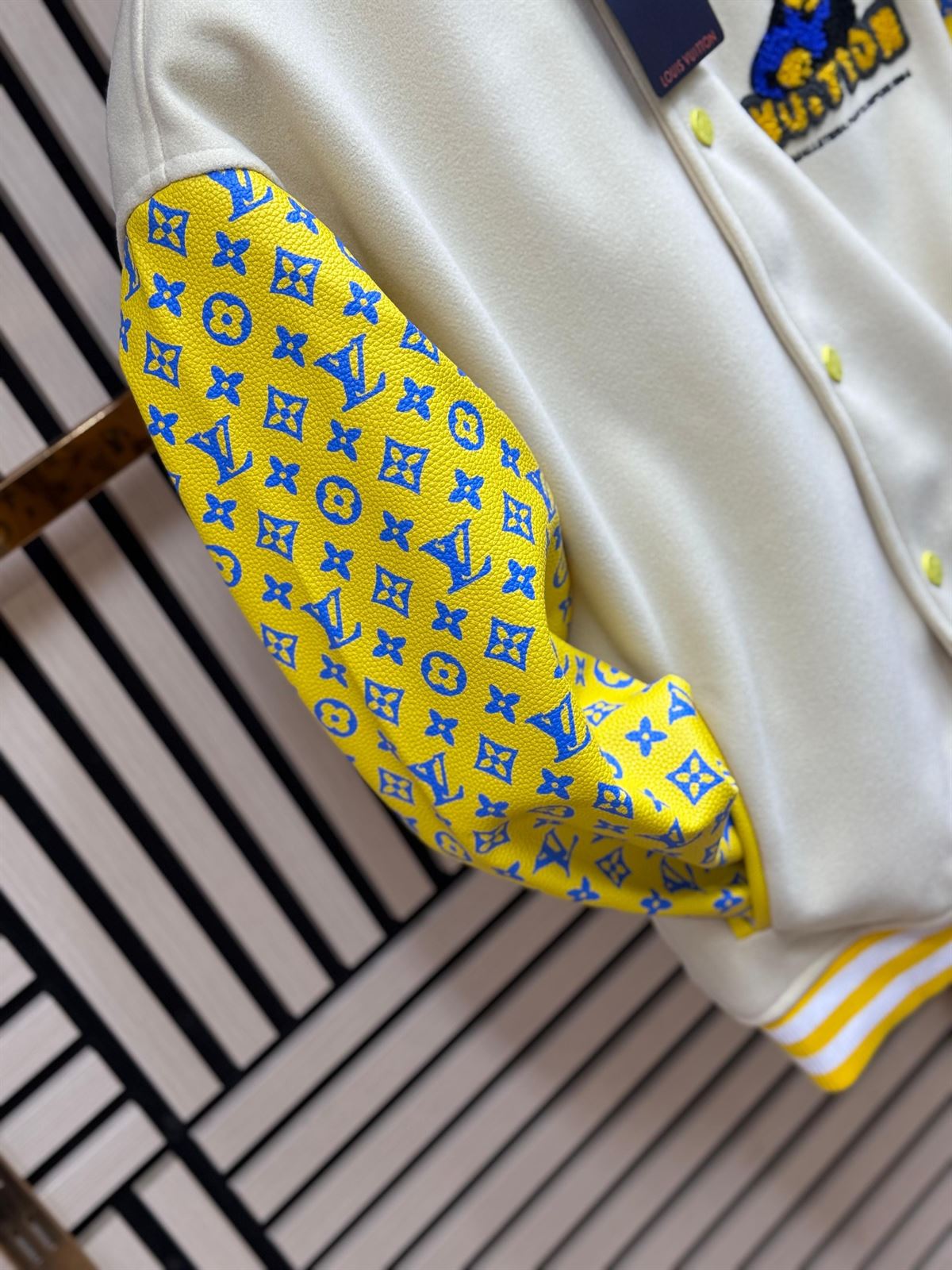 Chaqueta Louis Vuitton amarilla - Imagen 6