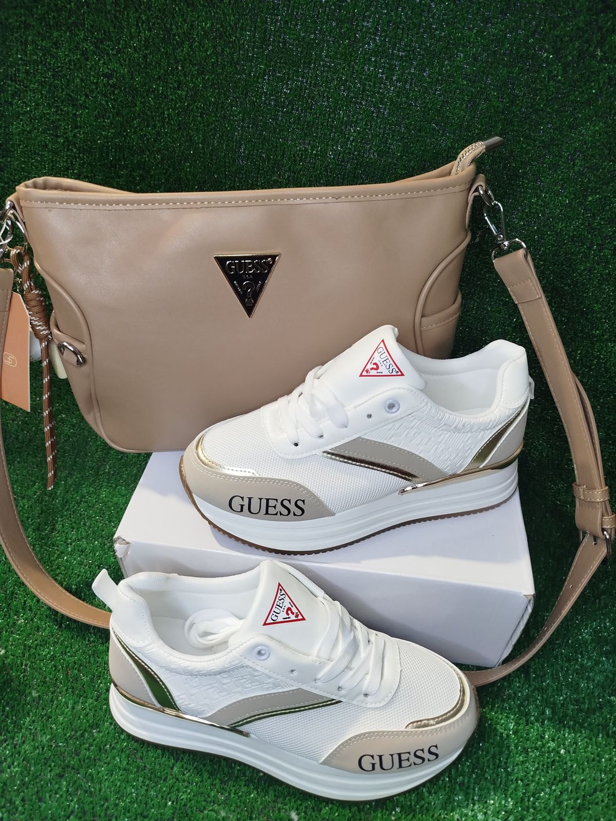 Combo Zapatillas y bolso Guess primavera - Imagen 1