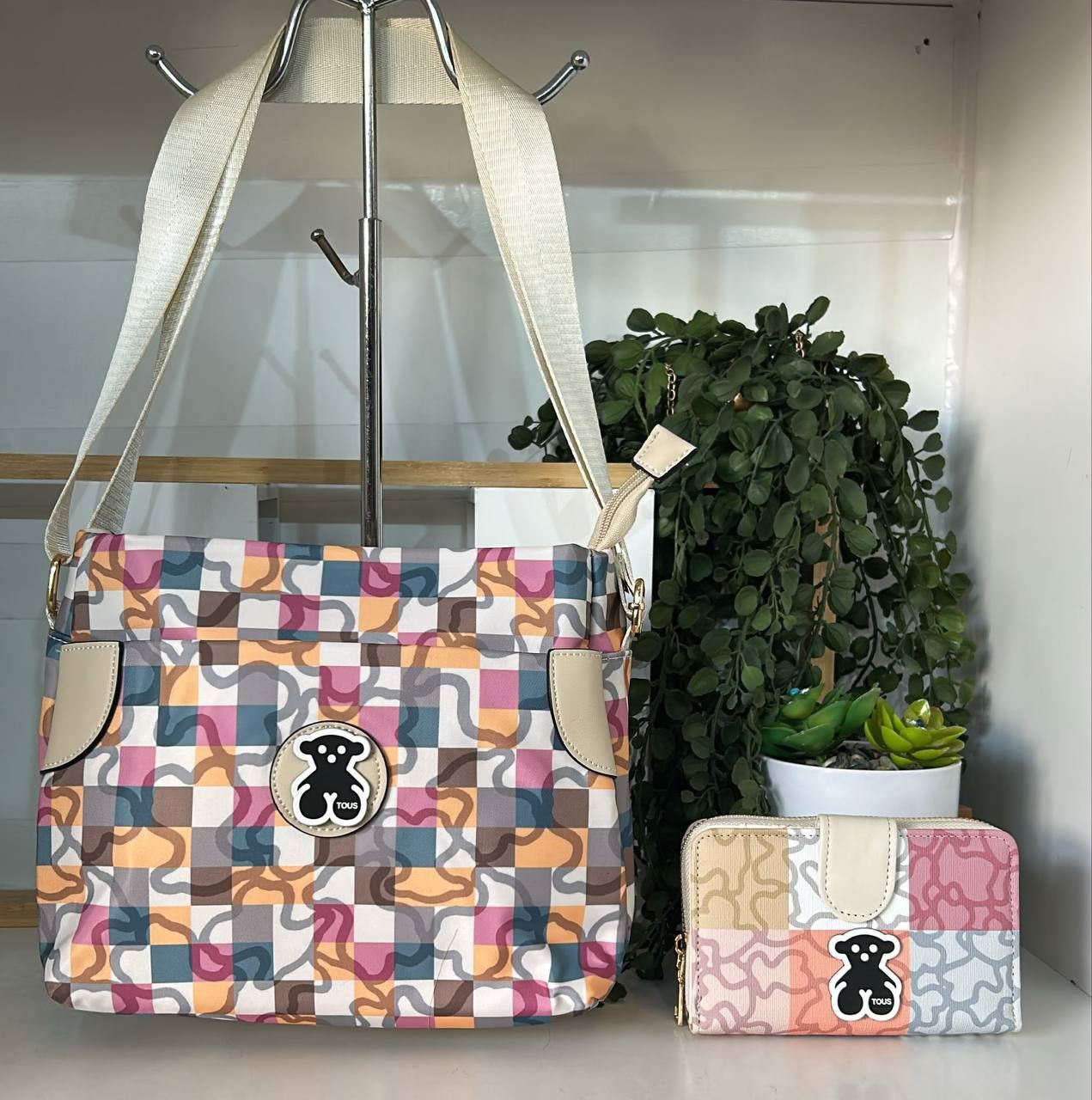 Conjunto bolso bandolera y cartera Tous - Imagen 1