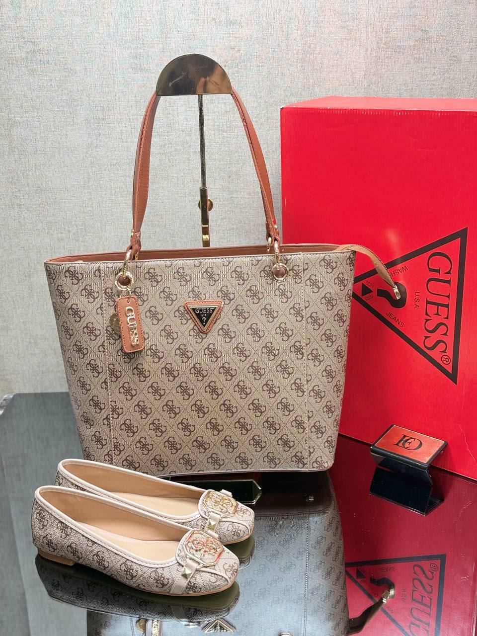 Conjunto bolso  Noelle y zapatos Guess - Imagen 1