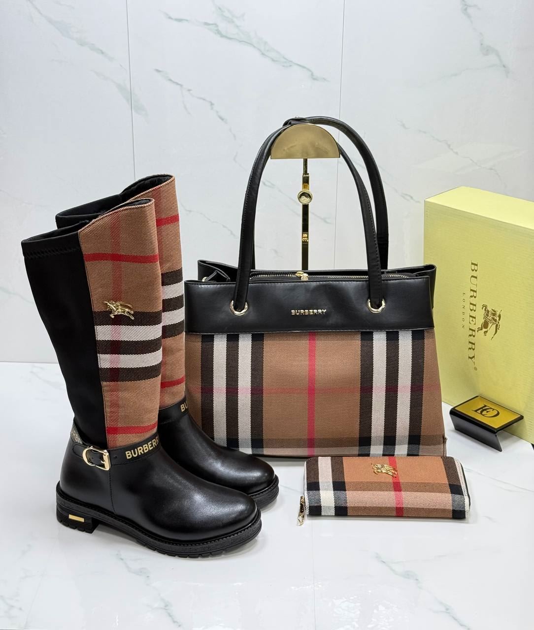 Conjunto botas altas bolso y cartera Burberry - Imagen 1